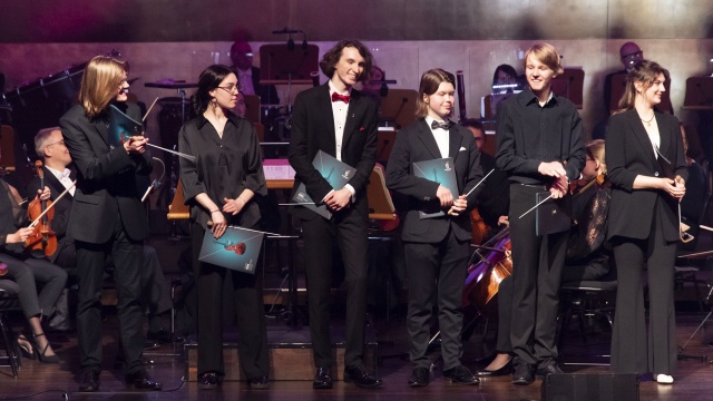 Dyrygenci Konkursu Edu Virtuoso VI: Mateusz Szapański (od lewej), Yuliia Tsiutsiura, Wojciech Terech, Seweryn Szarpak, Grzegorz Chmiel i Agata Pałamar. Fot. Kamila Kozioł [Filharmonia w Szczecinie] Wojciech Terech zwycięzcą dyrygenckiego talent show – Edu Virtuoso VI [ZDJĘCIA]