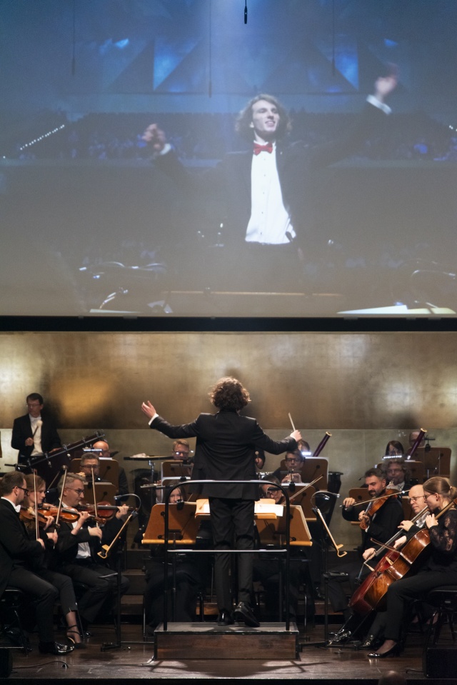 Wojciech Terech dyryguje Orkiestrą Symfoniczną Filharmonii im. Mieczysława Karłowicza. Fot. Kamila Kozioł [Filharmonia w Szczecinie] Wojciech Terech zwycięzcą dyrygenckiego talent show – Edu Virtuoso VI [ZDJĘCIA]