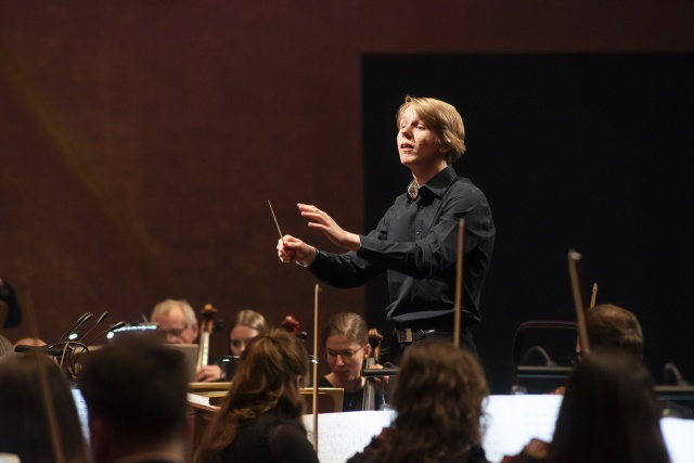 Grzegorz Chmiel dyryguje Orkiestrą Symfoniczną Filharmonii im. Mieczysława Karłowicza. Fot. Kamila Kozioł [Filharmonia w Szczecinie] Wojciech Terech zwycięzcą dyrygenckiego talent show – Edu Virtuoso VI [ZDJĘCIA]