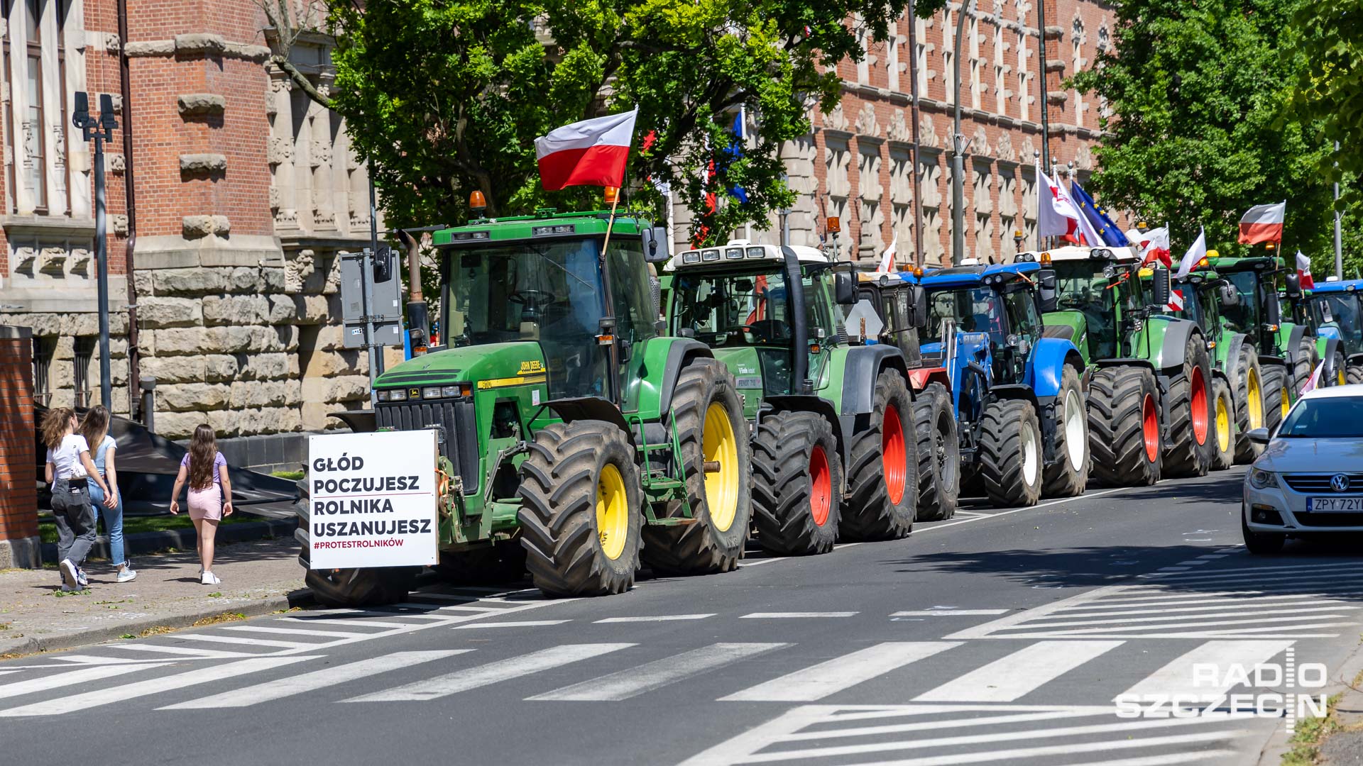 O godzinie 16 zakończył się protest rolników na Wałach Chrobrego w Szczecinie - tym razem strajkowali pod Zachodniopomorskim Urzędem Wojewódzkim.