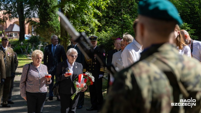 Fot. Robert Stachnik [Radio Szczecin] Szczecińscy uczniowie uczcili pamięć polskich żołnierzy [WIDEO, ZDJĘCIA]