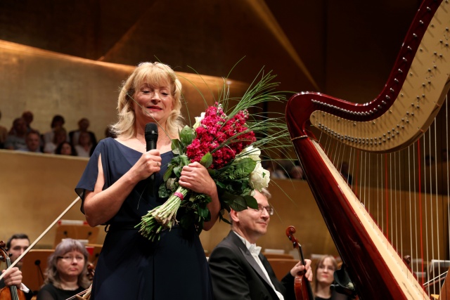 Barbara Stalmierska – harfistka składa podziękowanie publiczności, dyrygentowi, muzykom Orkiestry Symfonicznej oraz dyrekcji i pracownikom Filharmonii im. Mieczysława Karłowicza. Fot. Cezary Aszkiełowicz [Filharmonia w Szczecinie] Harfistka Barbara Stalmierska świętuje 40-lecie pracy artystycznej w Filharmonii [ZDJĘCIA]