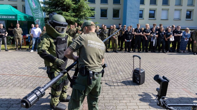 Fot. Robert Stachnik [Radio Szczecin] Funkcjonariusze Straży Granicznej zachęcają uczniów do służby [WIDEO, ZDJĘCIA]