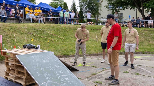 Fot. Robert Stachnik [Radio Szczecin] Na dziedzińcu ZUT-u finał Mistrzostw RC [WIDEO, ZDJĘCIA]