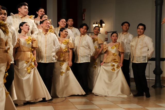 University Of The Philippines Manila Chorale. Dyrygent John Steven Verrosa. Fot. Tomasz Rychłowski [MDK Międzyzdroje] Filipińczycy oczarowali na Festiwalu im. prof. Jana Szyrockiego w Międzyzdrojach [ZDJĘCIA]