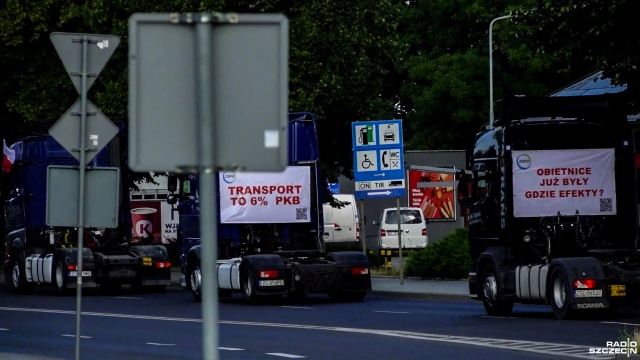 Fot. Wojciech Ochrymiuk [Radio Szczecin] Ruszył protest. Przewoźnicy zablokowali część ul. Struga [WIDEO, ZDJĘCIA]