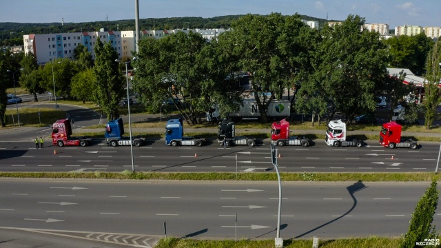 Fot. Wojciech Ochrymiuk [Radio Szczecin] Ruszył protest. Przewoźnicy zablokowali część ul. Struga [WIDEO, ZDJĘCIA]