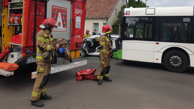 Fot. Facebook Grupa Suszą! Szczecin Zderzenie radiowozu z autobusem. Wiele osób poszkodowanych [WIDEO, ZDJĘCIA]