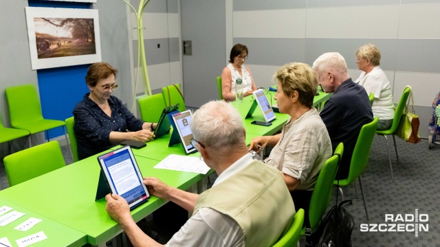 Fot. Robert Stachnik [Radio Szczecin] Seniorzy ćwiczą pamięć na tabletach [ZDJĘCIA]