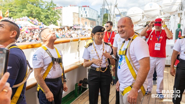 Prezydent Szczecina Piotr Krzystek na żaglowcu Guayas. Fot. Robert Stachnik [Radio Szczecin] "Wyprawa na najwyższym szczeblu". Piotr Krzystek na maszcie [WIDEO, ZDJĘCIA]