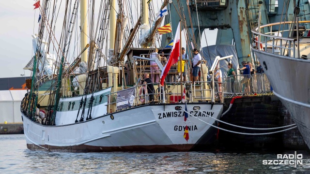 Szczecinianie i turyści odwiedzali pokład Zawiszy Czarnego. Fot. Robert Stachnik [Radio Szczecin] "Zobaczyć Morze". Tygodniowy rejs jachtem "Zawisza Czarny" [ZDJĘCIA]