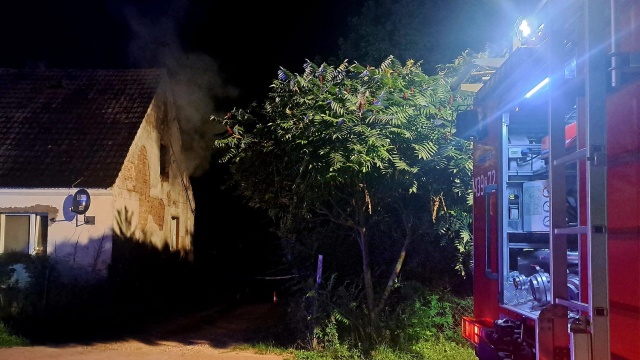 Komenda Powiatowa Państwowej Straży Pożarnej w Goleniowie Nocny pożar domu. Ratownicy znaleźli ciało mężczyzny [ZDJĘCIA]