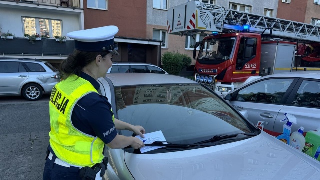 Fot. KPP w Stargardzie Służby sprawdzały przejezdność dróg osiedlowych. Wnioski: jest źle [ZDJĘCIA]