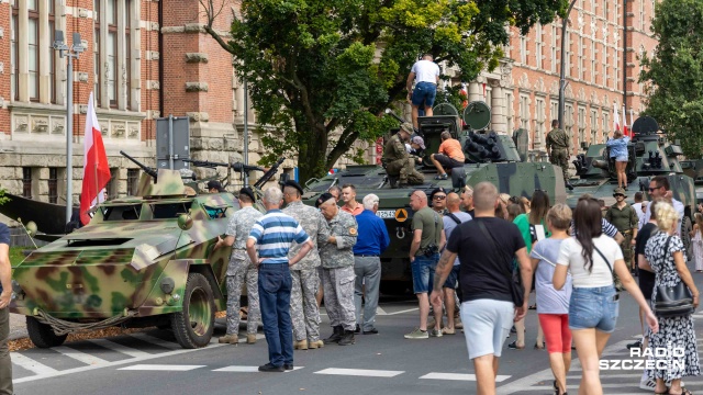 Fot. Robert Stachnik [Radio Szczecin] Można wsiąść do Rosomaka. Piknik wojskowy w Szczecinie [WIDEO, ZDJĘCIA]