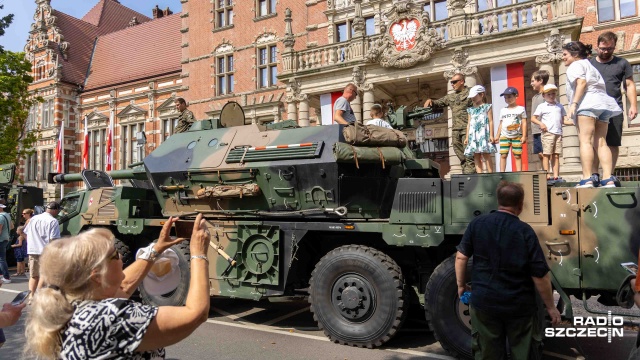 Fot. Robert Stachnik [Radio Szczecin] Można wsiąść do Rosomaka. Piknik wojskowy w Szczecinie [WIDEO, ZDJĘCIA]