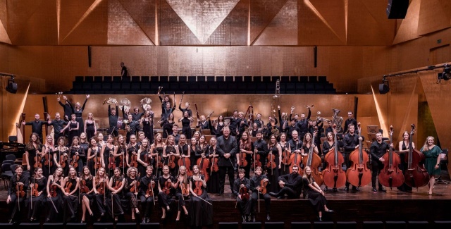 International Lutosławski Youth Orchestra 2023 pod dyrekcją Rune Bergmanna z tutorami i producentami przedsięwzięcia w Złotej Sali Filharmonii w Szczecinie. Fot. Piotr Nykowski Muzycy z czterech kontynentów w Złotej Sali Filharmonii w Szczecinie. 12. edycja ILYO [ZDJĘCIA]