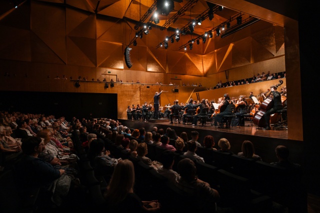 Orkiestra Symfoniczna ILYO 2024 pod dyrekcją Przemysława Neumanna w Złotej Sali Filharmonii. Fot. Piotr Makowski Finał 12. International Lutosławski Youth Orchestra w Złotej Sali Filharmonii [ZDJĘCIA]