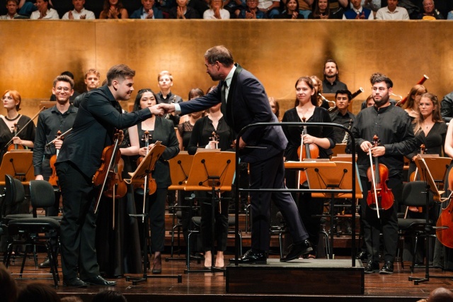 Wspólne podziękowania za koncert dyrygenta Przemysława Neumanna (od prawej) i koncertmistrza Daniela Rozmusa. Fot. Piotr Makowski Finał 12. International Lutosławski Youth Orchestra w Złotej Sali Filharmonii [ZDJĘCIA]