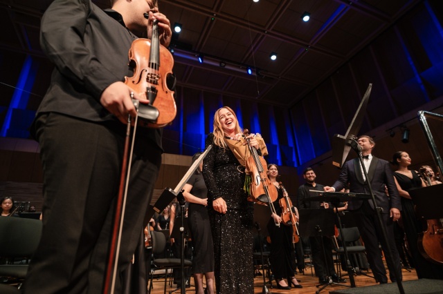 Skrzypaczka Monika Sawczuk oraz International Lutosławski Youth Orchestra pod batutą Przemysława Neumanna przyjmują owacyjne brawa publiczności. Fot. Piotr Nykowski Sukces międzynarodowej orkiestry ILYO w Europejskim Centrum Muzyki Krzysztofa Pendereckiego [ZDJĘCIA]