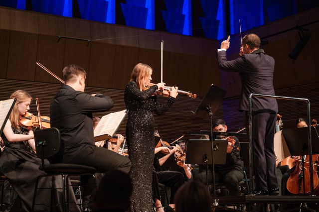 Monika Sawczuk – skrzypaczka gra z International Lutosławski Youth Orchestra pod batutą Przemysława Neumanna. Fot. Piotr Nykowski Sukces międzynarodowej orkiestry ILYO w Europejskim Centrum Muzyki Krzysztofa Pendereckiego [ZDJĘCIA]