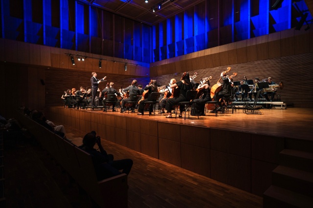 Przemysław Neumann dyryguje International Lutosławski Youth Orchestra. Fot. Piotr Nykowski Sukces międzynarodowej orkiestry ILYO w Europejskim Centrum Muzyki Krzysztofa Pendereckiego [ZDJĘCIA]