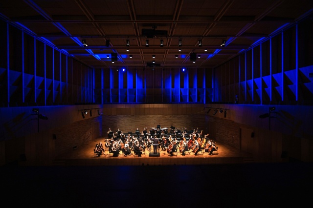 Przemysław Neumann dyryguje International Lutosławski Youth Orchestra. Fot. Piotr Nykowski Sukces międzynarodowej orkiestry ILYO w Europejskim Centrum Muzyki Krzysztofa Pendereckiego [ZDJĘCIA]