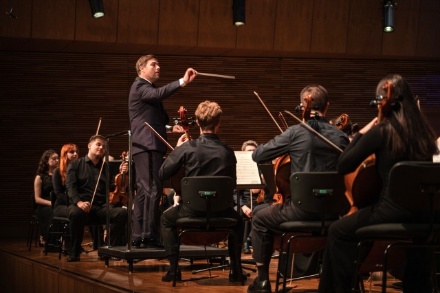 Przemysław Neumann dyryguje International Lutosławski Youth Orchestra. Fot. Piotr Nykowski Sukces międzynarodowej orkiestry ILYO w Europejskim Centrum Muzyki Krzysztofa Pendereckiego [ZDJĘCIA]