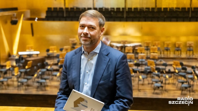 Przemysław Neumann – dyrygent, dyrektor naczelny i artystyczny Filharmonii im. Mieczysława Karłowicza w Szczecinie. Fot. Robert Stachnik [Radio Szczecin] Filharmonia w Szczecinie otwiera sezon artystyczny 2024/2025 [ZDJĘCIA]