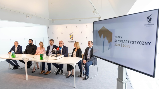 W konferencji prasowej przedstawiającej program sezonu artystycznego 2024/2025 Filharmonii udział wzięli: Marcin Biskupski – zastępca prezydenta Szczecina (od lewej), Mateusz Czarnowski – kierownik Centrum Edukacji Filharmonii, Magdalena Wilento – zastępca dyrektora Filharmonii, Przemysław Neumann – dyrektor naczelny i artystyczny Filharmonii, Piotr Krzystek – prezydent Szczecina, Jolanta Wąs z Respect Energy SA, Paweł Ząbek z Firmy Bońkowscy Dealer BMW. Fot. Robert Stachnik [Radio Szczecin] Filharmonia w Szczecinie otwiera sezon artystyczny 2024/2025 [ZDJĘCIA]