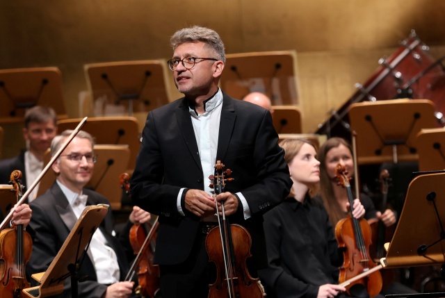 Skrzypek Bartłomiej Nizioł przyjmuje gorące brawa publiczności. Fot. Cezary Aszkiełowicz Filharmonia w Szczecinie otworzyła 77. sezon artystyczny [ZDJĘCIA]