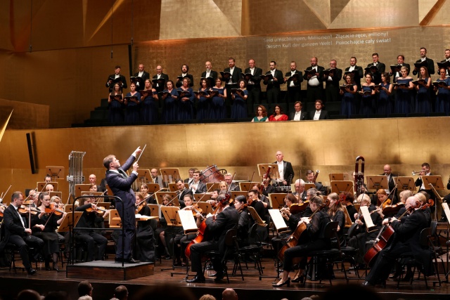 Przemysław Neumann dyryguje Orkiestrą Symfoniczną Filharmonii im. Mieczysława Karłowicza, solistami i Chórem Narodowego Forum Muzyki. Fot. Cezary Aszkiełowicz Filharmonia w Szczecinie otworzyła 77. sezon artystyczny [ZDJĘCIA]