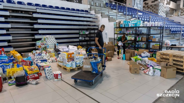 Fot. Robert Stachnik [Radio Szczecin] Netto Arena wypełnia się darami dla powodzian [WIDEO, ZDJĘCIA]