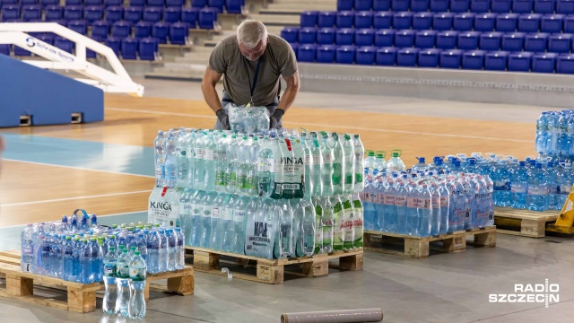 Fot. Robert Stachnik [Radio Szczecin] Netto Arena wypełnia się darami dla powodzian [WIDEO, ZDJĘCIA]