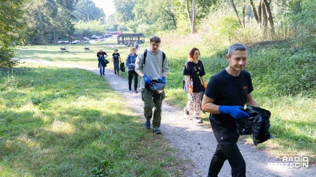 Fot. Robert Stachnik [Radio Szczecin] Sprzątają Las Arkoński i edukują [ZDJĘCIA]