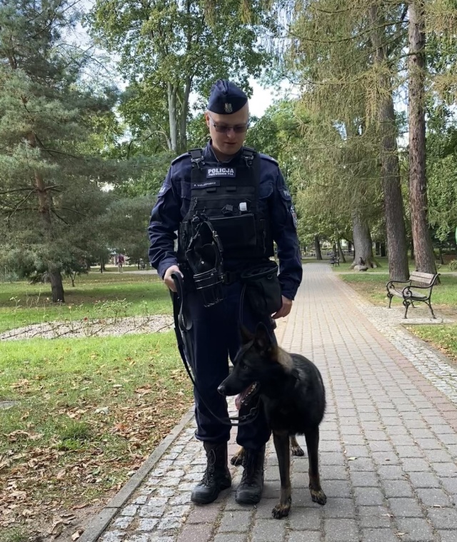 Fot. lobez.policja.gov.pl Kali pomaga w patrolach łobeskim policjantom