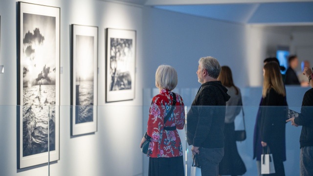 Wystawa fotografii „Między światłem a cieniem” Szymona Brodziaka. Fot. Piotr Nykowski Filharmonią zawładnął Music.Design.Form Festival [ZDJĘCIA]