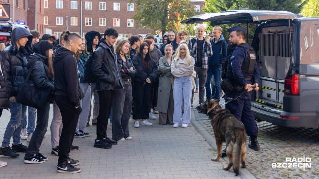 Fot. Robert Stachnik [Radio Szczecin] Dzień otwarty w policji. "Zwiedzamy komendę. Jest broń, kaski i jest fajnie" [WIDEO, ZDJĘCIA]