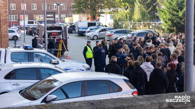 Fot. Robert Stachnik [Radio Szczecin] Dzień otwarty w policji. "Zwiedzamy komendę. Jest broń, kaski i jest fajnie" [WIDEO, ZDJĘCIA]