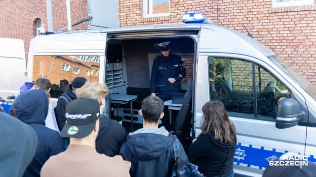 Fot. Robert Stachnik [Radio Szczecin] Dzień otwarty w policji. "Zwiedzamy komendę. Jest broń, kaski i jest fajnie" [WIDEO, ZDJĘCIA]