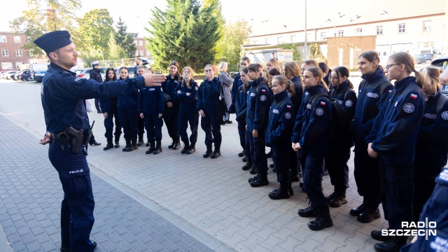 Fot. Robert Stachnik [Radio Szczecin] Dzień otwarty w policji. "Zwiedzamy komendę. Jest broń, kaski i jest fajnie" [WIDEO, ZDJĘCIA]