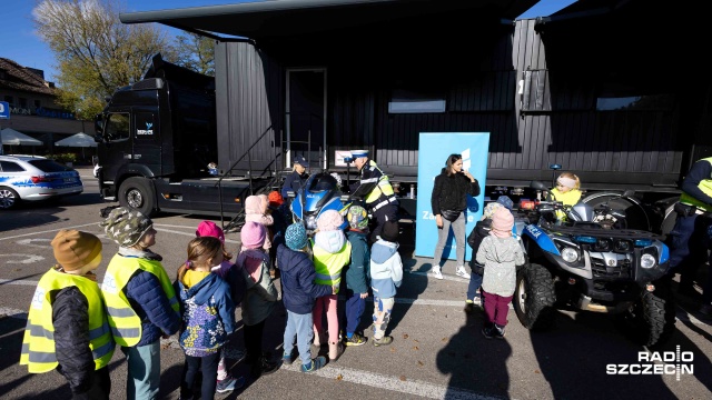 Fot. Robert Stachnik [Radio Szczecin] Edukacyjny Escapetruck na szczecińskich Jasnych Błoniach [WIDEO, ZDJĘCIA]