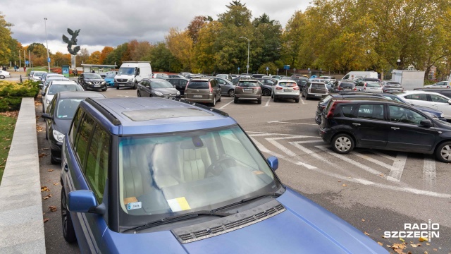 Fot. Robert Stachnik [Radio Szczecin] Zmiany na parkingu przy Urzędzie Miasta Szczecin [ZDJĘCIA]