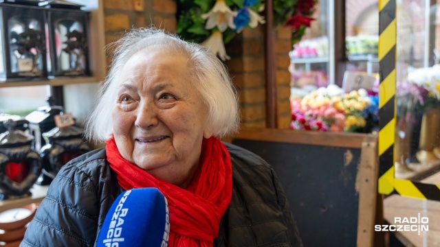 Fot. Robert Stachnik [Radio Szczecin] Ruch przy cmentarzu. Jakie ceny kwiatów i zniczy? [WIDEO, ZDJĘCIA]