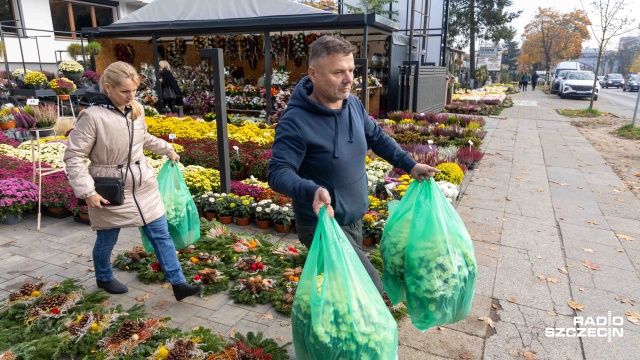 Fot. Robert Stachnik [Radio Szczecin] Ruch przy cmentarzu. Jakie ceny kwiatów i zniczy? [WIDEO, ZDJĘCIA]