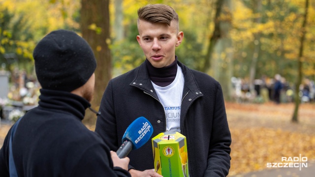 Fot. Robert Stachnik [Radio Szczecin] "Każda złotówka się liczy" - coroczna kwesta na Cmentarzu Centralnym [WIDEO, ZDJĘCIA]