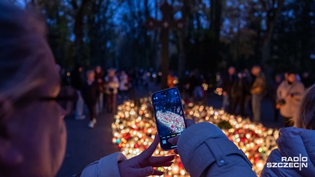 Fot. Robert Stachnik [Radio Szczecin] Wieczorny spacer po cmentarzu - brama otwarta do 2 w nocy [ZDJĘCIA]