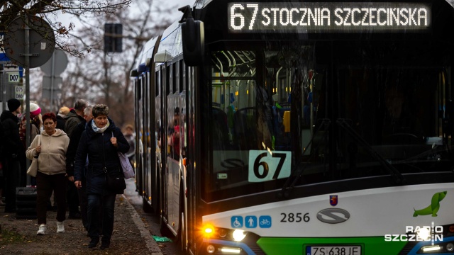 Fot. Robert Stachnik [Radio Szczecin] Komunikacja dowiozła szczecinian na cmentarz [WIDEO, ZDJĘCIA]