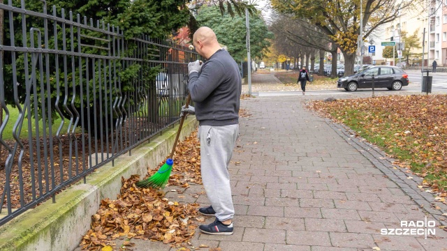 Fot. Robert Stachnik [Radio Szczecin] Mokre liście na chodnikach i ulicach. Co na to szczecinianie? [WIDEO, ZDJĘCIA]