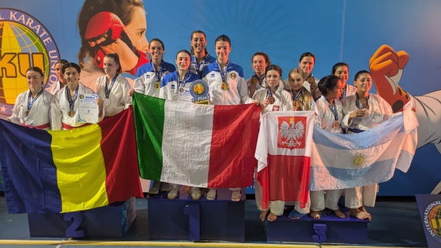 Natalia Bombolewska (druga od lewej z polskich karateczek) na podium konkurencji kumite drużynowego seniorek shobu sanbon na Mundialu w Argentynie. Fot. Klub Karate Bushikan Karateczki z klubu Bushikan Szczecin lubią brąz [ZDJĘCIA]