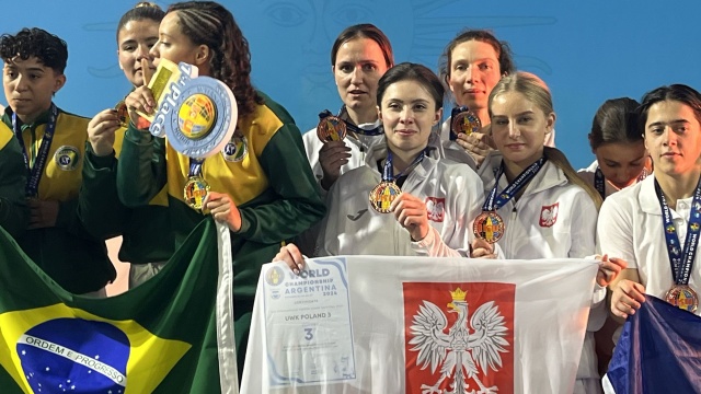 Natalia Bombolewska (druga od lewej z polskich zawodniczek) na trzecim miejscu podium kumite drużynowego seniorek shobu sanbon rotation - MŚ w Buenos Aires. Fot. Klub Karate Bushikan Karateczki z klubu Bushikan Szczecin lubią brąz [ZDJĘCIA]